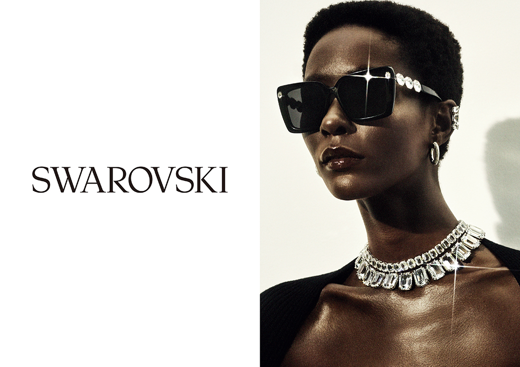 SWAROVSKIのサングラス広告画像